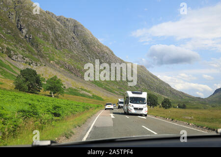 Au volant du sud sur l'A82 à travers les spectaculaires montagnes de Glencoe, dans les Highlands écossais, UK Banque D'Images