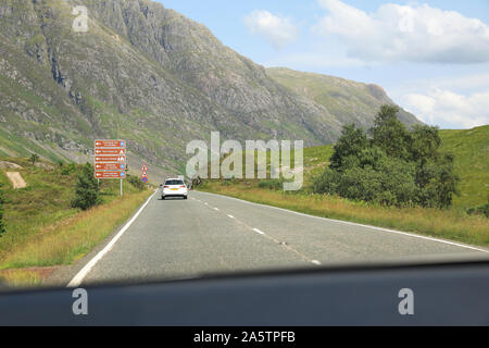 Au volant du sud sur l'A82 à travers les spectaculaires montagnes de Glencoe, dans les Highlands écossais, UK Banque D'Images