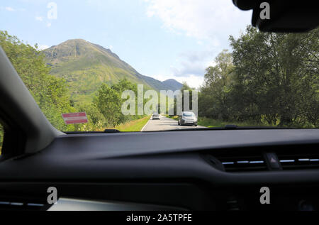 Au volant du sud sur l'A82 à travers les spectaculaires montagnes de Glencoe, dans les Highlands écossais, UK Banque D'Images