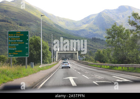 Au volant du sud sur l'A82 à travers les spectaculaires montagnes de Glencoe, dans les Highlands écossais, UK Banque D'Images