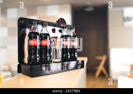 Les bouteilles de Coca-Cola classique debout au bar, placé dans la publicité de Coca-Cola black stand. Hotel Boutique, à Katowice le 22 mai 2017. La Pologne. Banque D'Images