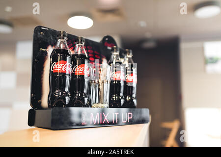 Les bouteilles de Coca-Cola classique debout au bar, placé dans la publicité de Coca-Cola black stand. Hotel Boutique, à Katowice le 22 mai 2017. La Pologne. Banque D'Images