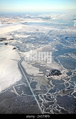 Vue aérienne de la glace de mer sur la mer Baltique avec la Finlande, l'Europe. Photo prise au mois de février 2018. Paysage d'hiver avec des blocs de glace en mer vu Banque D'Images