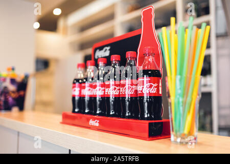 Les bouteilles de Coca-Cola classique debout au bar, placé dans la publicité de Coca-Cola stand rouge. Hotel Boutique, à Katowice le 22 mai 2017. La Pologne. Banque D'Images