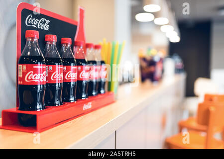 Les bouteilles de Coca-Cola classique debout au bar, placé dans la publicité de Coca-Cola stand rouge. Hotel Boutique, à Katowice le 22 mai 2017. La Pologne. Banque D'Images