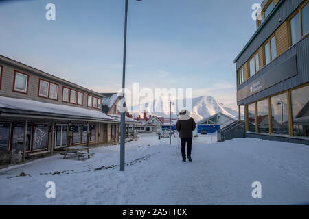 Longyearbyen, Svalbard en Norvège - Mars 2019 - homme marchant dans la rue à Longyearbyen. Banque D'Images