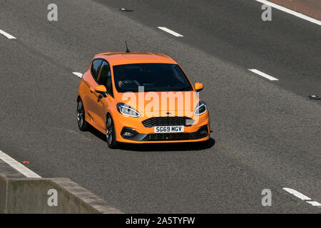 2019 Ford Fiesta ST orange EDI Performance ; le véhicule sur l'autoroute M6 près de Preston dans le Lancashire, Royaume-Uni Banque D'Images