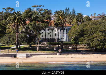 Vues générales de Watsons Bay Harbour Beach et le quartier historique de Dunbar House dans l'arrière-plan, Watsons Bay, Sydney. Banque D'Images