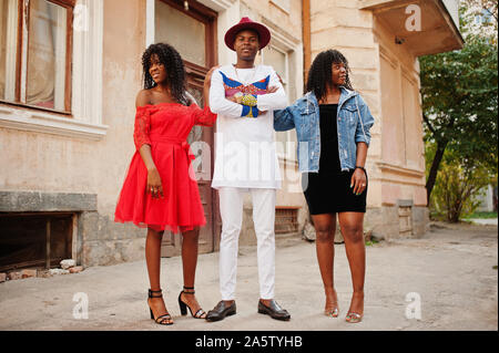 Groupe de trois amis france afro trendy élégant posée lors de journée d'automne. L'homme noir africain modèle avec deux womans teint foncé. Banque D'Images