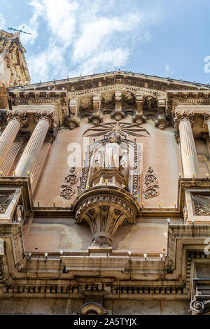 Façade baroque de l'église de St Paul's naufrage à La Valette, Malte. C'est une paroisse catholique romaine et l'église est l'une des plus anciennes églises de La Valette. Banque D'Images