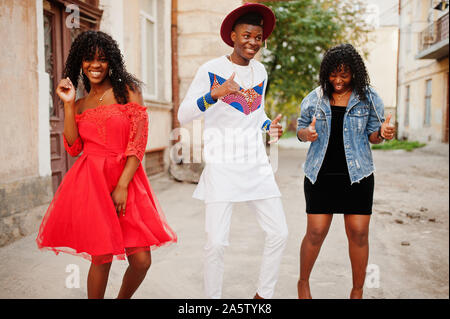 Groupe de trois amis france afro trendy élégant posée lors de journée d'automne. L'homme noir africain modèle avec deux womans teint foncé. Banque D'Images