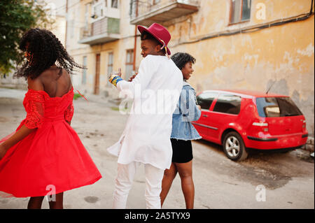 Groupe de trois amis france afro trendy élégant posée lors de journée d'automne. L'homme noir africain modèle avec deux womans teint foncé. Banque D'Images