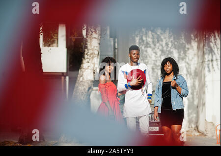 Groupe de trois amis france afro trendy élégant posée lors de journée d'automne. L'homme noir africain modèle avec deux womans teint foncé. Banque D'Images