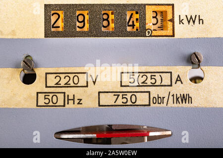 Compteur d'électricité sur un mur blanc. Un dispositif de mesure de la consommation de courant électrique. Fond clair. Banque D'Images