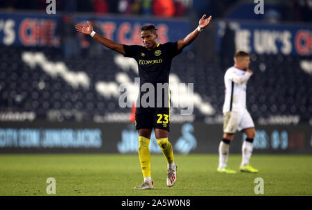 Julian Jeanvier de Brentford célèbre après le match de championnat Sky Bet au Liberty Stadium, Swansea. Banque D'Images