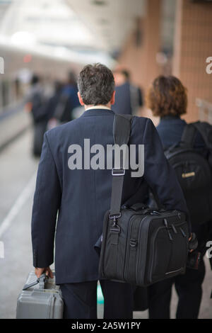 Young Woman walking along a plate-forme du train. Banque D'Images