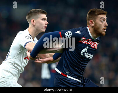 Londres, Royaume Uni Inited. 22 octobre, 2019. LONDON, Royaume-uni le 22 octobre. L-R de Tottenham Hotspur Juan Foyth et Milan Pavkov de l'étoile rouge de Belgrade au cours de l'UAFA Ligue de Champion Groupe B entre Tottenham Hotspur et l'étoile rouge de Belgrade à Tottenham Hotspur Stadium, Londres, Royaume-Uni le 22 octobre 2019 : Crédit photo Action Sport/Alamy Live News Banque D'Images