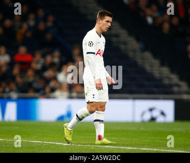 Londres, Royaume Uni Inited. 22 octobre, 2019. LONDON, Royaume-uni le 22 octobre. De Tottenham Hotspur Giovani Lo Celso ramasse une blessure au cours de l'UAFA Ligue de Champion Groupe B entre Tottenham Hotspur et l'étoile rouge de Belgrade à Tottenham Hotspur Stadium, Londres, Royaume-Uni le 22 octobre 2019 : Crédit photo Action Sport/Alamy Live News Banque D'Images