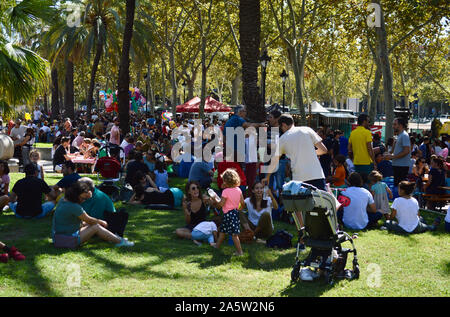 People hanging out at Parc Ciutadella durant la Merce 2019 à Barcelone, Espagne Banque D'Images