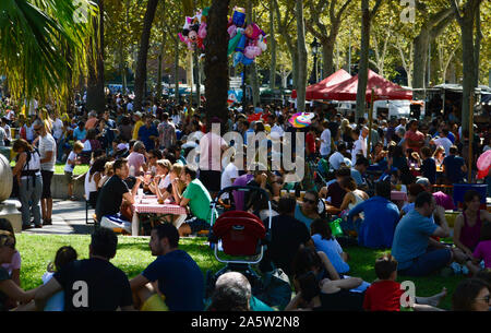 People hanging out at Parc Ciutadella durant la Merce 2019 à Barcelone, Espagne Banque D'Images