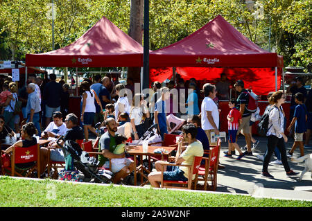 People hanging out at Parc Ciutadella durant la Merce 2019 à Barcelone, Espagne Banque D'Images