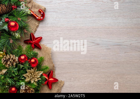 Décorations de Noël sur un chiffon et surface en bois. Balles brillants, des étoiles et des pommes de pin. Copie espace à côté. Tp vue, télévision lay. Banque D'Images