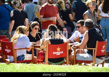 Les gens de traîner ensemble au parc de la Ciutadella durant la Merce 2019 à Barcelone, Espagne Banque D'Images