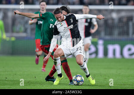 Turin, Italie. 22 octobre, 2019. Adrien rabiot de Juventus est contestée par Grzegorz Krychowiak Lokomotiv Moscou au cours de la phase de groupes de la Ligue des Champions match entre la Juventus et le Lokomotiv Moscou au Juventus Stadium, Turin, Italie le 22 octobre 2019. Photo par Giuseppe maffia. Credit : UK Sports Photos Ltd/Alamy Live News Banque D'Images
