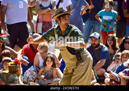 Les enfants de regarder un artiste de rue au Parc de la Ciutadella durant la Merce 2019 à Barcelone, Espagne