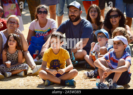 Les enfants de regarder un artiste de rue au Parc de la Ciutadella durant la Merce 2019 à Barcelone, Espagne