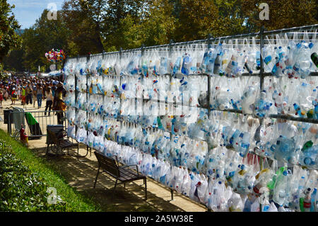 Une bouteille en plastique exposition artistique au Parc de la Ciutadella durant la Merce 2019 à Barcelone, Espagne