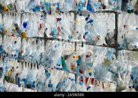 Une bouteille en plastique exposition artistique au Parc de la Ciutadella durant la Merce 2019 à Barcelone, Espagne