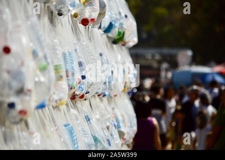 Une bouteille en plastique exposition artistique au Parc de la Ciutadella durant la Merce 2019 à Barcelone, Espagne