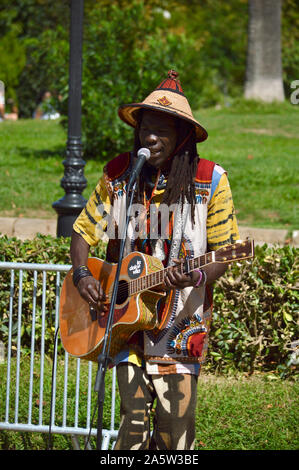 Un musicien ambulant jouant de la guitare dans le parc de la Citadelle au cours de la Merce 2019 à Barcelone, Espagne
