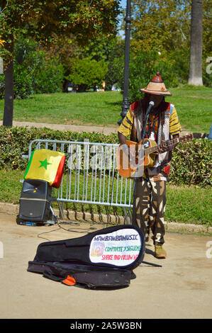 Un musicien ambulant jouant de la guitare dans le parc de la Citadelle au cours de la Merce 2019 à Barcelone, Espagne