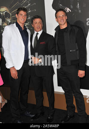 LOS ANGELES, CA. 08 janvier 2010 : Sylvester Stallone et médaillés d'or olympique-Conor Dwyer (à gauche) et Ryan Lochte au Los Angeles première de son film 'The Expendables 2' au Grauman's Chinese Theatre, à Hollywood. © 2012 Paul Smith / Featureflash Banque D'Images