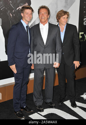 LOS ANGELES, CA. 08 janvier 2010 : Arnold Schwarzenegger & fils Patrick Schwarzenegger (à gauche) & Christopher Sargent Shriver au Los Angeles première de son film 'The Expendables 2' au Grauman's Chinese Theatre, à Hollywood. © 2012 Paul Smith / Featureflash Banque D'Images