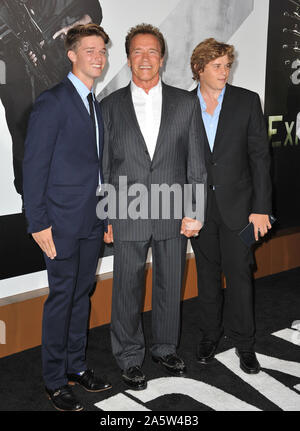LOS ANGELES, CA. 08 janvier 2010 : Arnold Schwarzenegger & fils Patrick Schwarzenegger (à gauche) & Christopher Sargent Shriver au Los Angeles première de son film 'The Expendables 2' au Grauman's Chinese Theatre, à Hollywood. © 2012 Paul Smith / Featureflash Banque D'Images