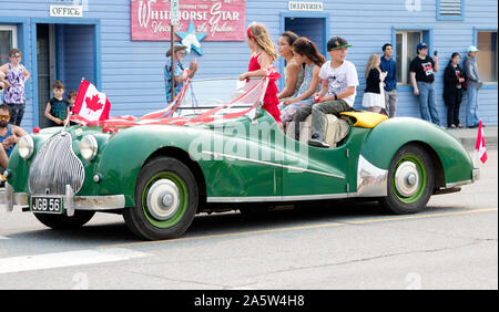 Un vintage Voiture sport verte prend part à la parade de la fête du Canada 2019, tenue dans la ville de Whitehorse, au Yukon, Canada. Banque D'Images