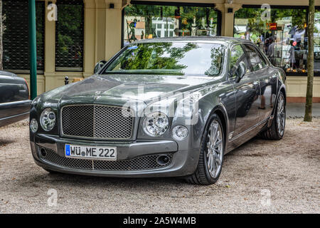 BADEN Baden, Allemagne - juillet 2019 : Bentley Mulsanne 2010 gris argent oldtimer, réunion de Kurpark. Banque D'Images