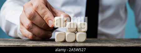 Large vue d'empilage de dés en bois blanc. Banque D'Images