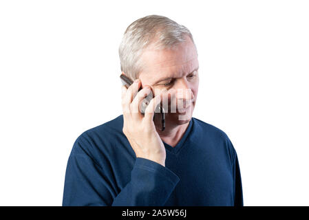 Un homme âgé à parler sur un smartphone. Isolé sur un fond blanc. Banque D'Images