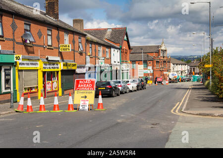 Fermeture de route et de détournement partiel sur Egerton Street, Farnworth, Greater Manchester au cours de grands travaux sur Moïse Gate pont de chemin de fer. Banque D'Images