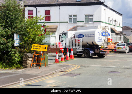 Fermeture de route et partielle sur le détournement à Granville Street/Bolton Road, Farnworth, Greater Manchester au cours de grands travaux sur Moïse Gate pont de chemin de fer. Banque D'Images