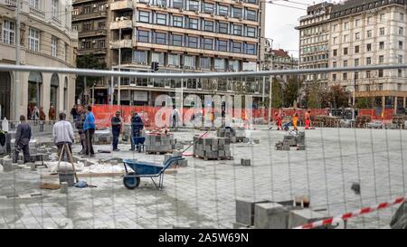 Belgrade, Serbie, May 7, 2019 - Les travailleurs de la construction ouvre la place de la République (Trg Republike) dans une zone de la ville Banque D'Images