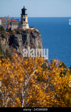 L'automne feuilles d'automne avec Split Rock phare au loin sur le lac Supérieur au Minnesota Banque D'Images