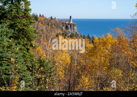 Vue grand angle de Split Rock Phare dans le Minnesota sur le lac Supérieur à l'automne Banque D'Images