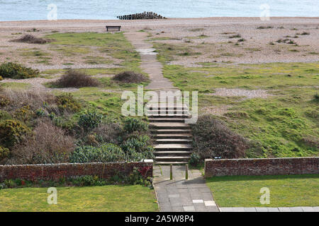 Vue depuis une tour Martello (numéro 61) de la voie sur la plage de galets à Pevensey Bay sur la côte sud de l'Angleterre. Banque D'Images