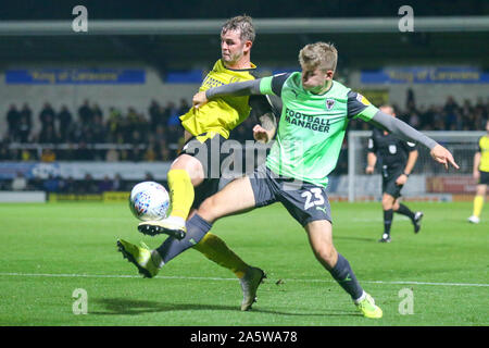 Burton upon Trent, Royaume-Uni. 22 octobre, 2019. Max Sanders de l'AFC Wimbledon (23) batailles avec Nathan Broadhead de Burton Albion (9) au cours de l'EFL Sky Bet League 1 match entre Burton Albion et l'AFC Wimbledon au stade de Pirelli, Burton upon Trent, en Angleterre le 23 octobre 2019. Photo par Mick Haynes. Usage éditorial uniquement, licence requise pour un usage commercial. Aucune utilisation de pari, de jeux ou d'un seul club/ligue/dvd publications. Credit : UK Sports Photos Ltd/Alamy Live News Banque D'Images