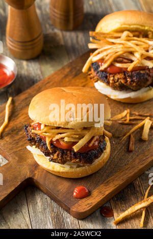 Fritas cubain fait maison hamburger accompagné de frites et chorizo Banque D'Images